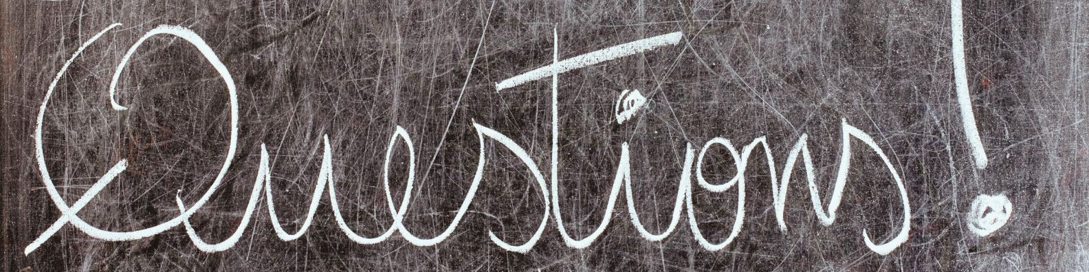 questions écrit sur tableau noir à la craie